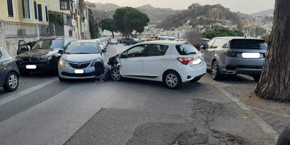 Messina, frontale tra due auto sul viale Italia. Ferita una donna ...