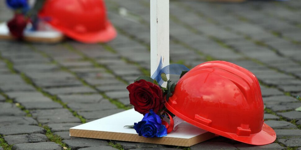 Colpito alla testa dal pezzo di una gru a Monza, muratore 42enne  muore 5 giorni dopo