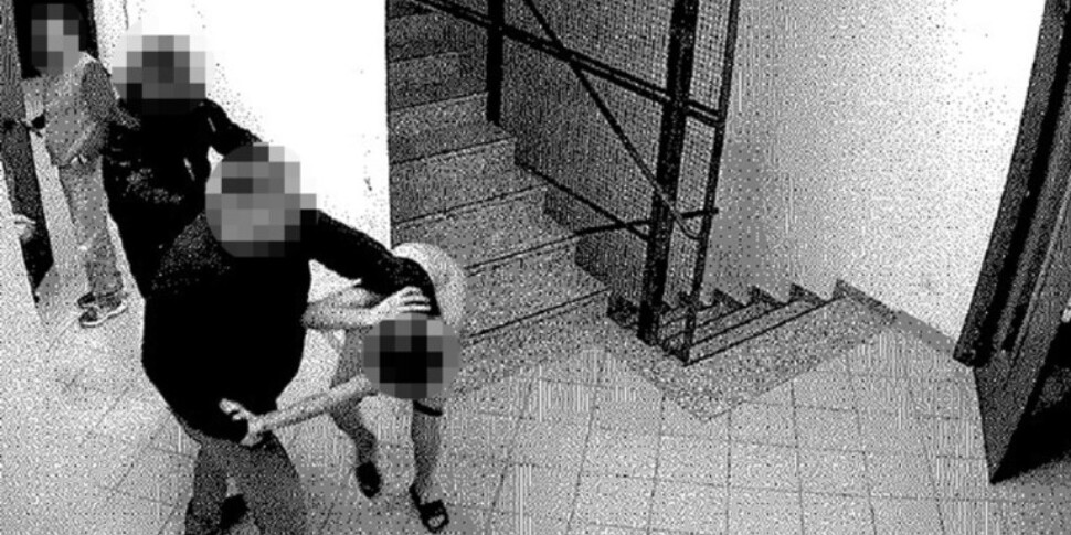 Violenze al ‘Beccaria’, detenuto minorenne: “Ammanettato e lasciato senza pantaloni tutta la notte”