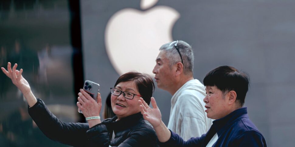 La Cina ordina ad Apple di rimuovere WhatsApp e Threads dallo store: rischi per la "sicurezza nazionale"