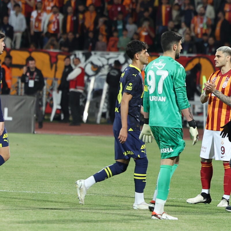 epa11264715 Fenerbahce's players leave the pitch as Galatasaray's Maruo Icardi (2-R) applauds them during the Turkish Super Cup match between Fenerbahce and Galatasaray in Sanliurfa, Turkey, 07 April 2024. After three minutes of the rescheduled Turkish Super Cup match, Fenerbahce, who played with their Under-19 team, staged a protest forcing the game to be abandoned. EPA/STR