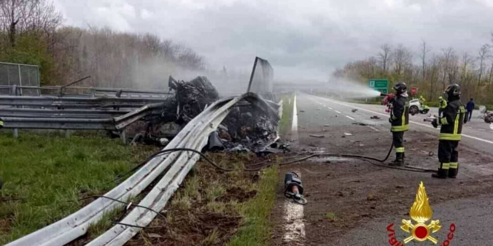 Ferrari Si Schianta Contro Il Guard Rail Prendendo Fuoco Identificata Una Delle Due Vittime E