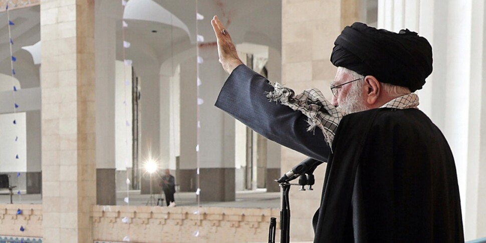 https://assets.gazzettadelsud.it/2024/04/Iranian-Supreme-Leader-Ayatollah-Ali-Khamenei-970x485-1712942060.jpg