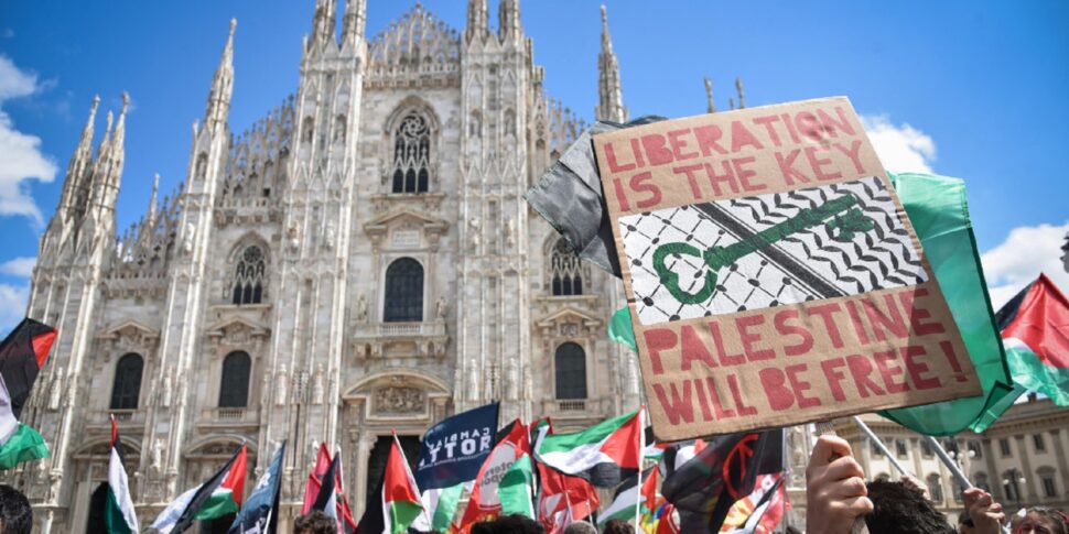 25 aprile: scontri in piazza Duomo a Milano. Applauso scrosciante per Scurati dopo la lettura del monologo