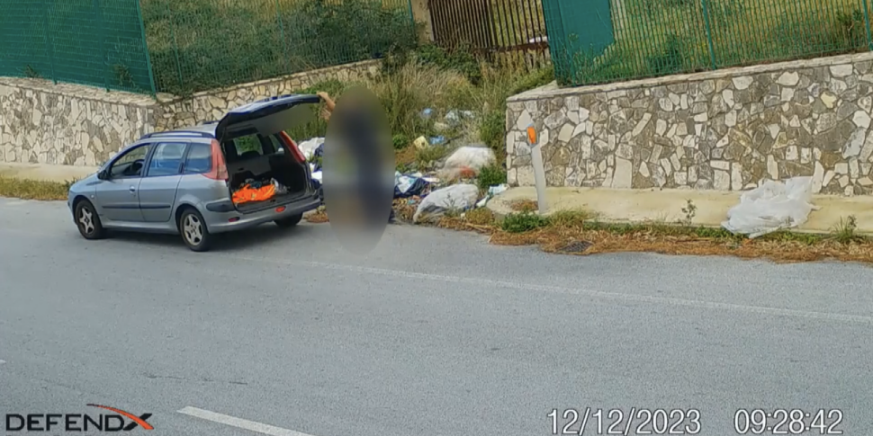 Abbandono di rifiuti in pieno giorno, ancora sagome di incivili sul portale di Messinaservizi