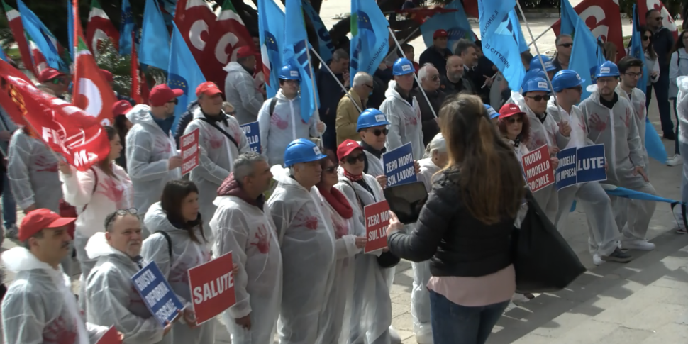 Morti sul lavoro, flash mob dei sindacati a piazza Unione Europea