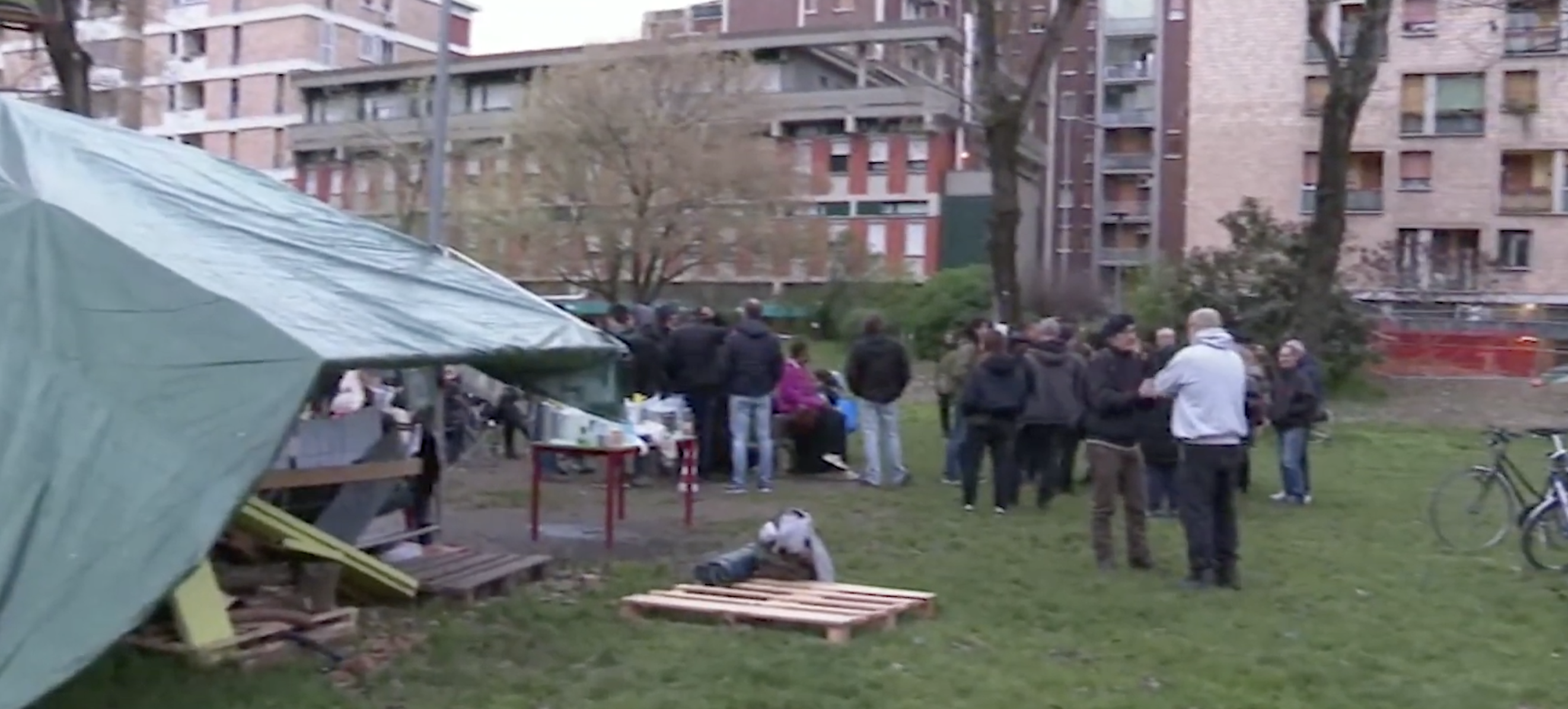 Bologna, tensione alta al parco don Bosco durante lo sgombero dei m… Bologna, tensione alta al parco don Bosco durante lo sgombero dei m…