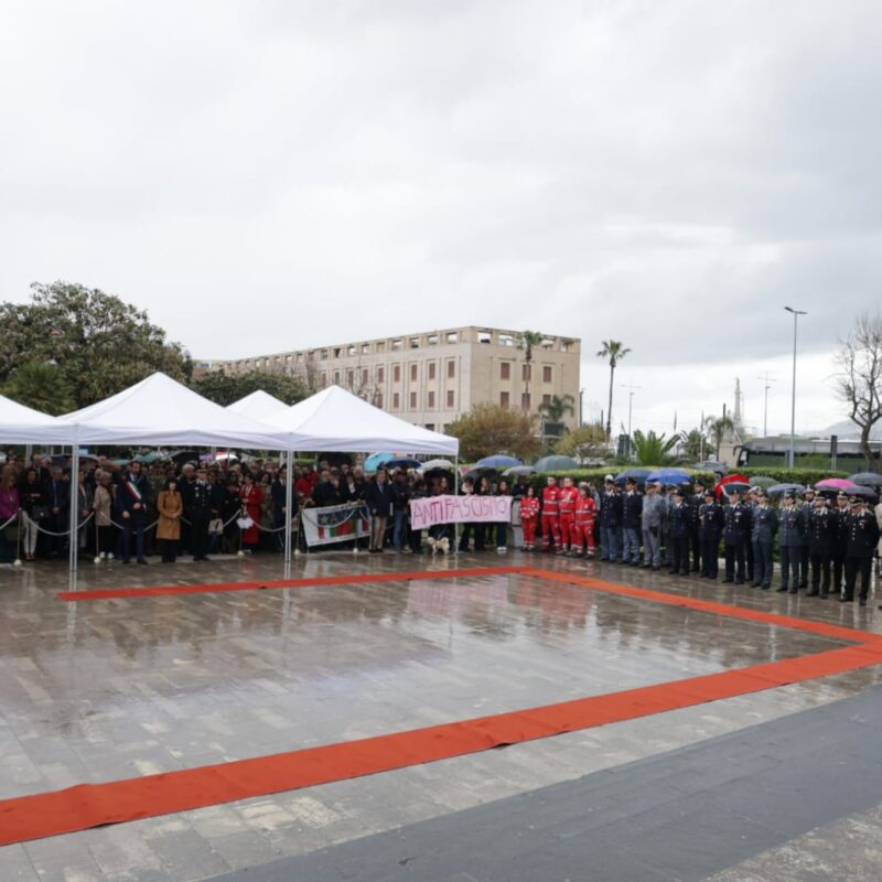 Messina, la pioggia non ferma la celebrazione del 25 Aprile in piazza Unione Europea