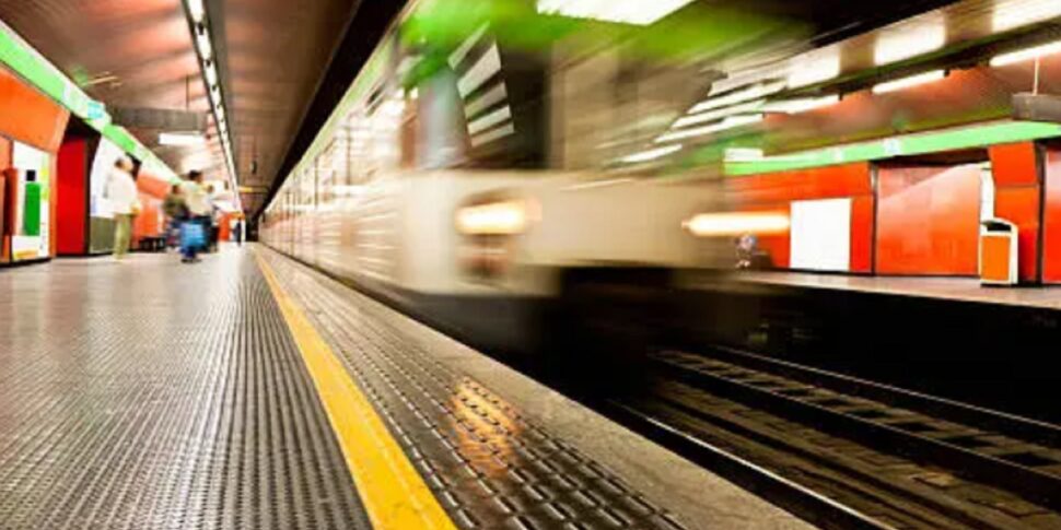 Spinge una ragazza sui binari della metropolitana a Milano, arrestato 52enne