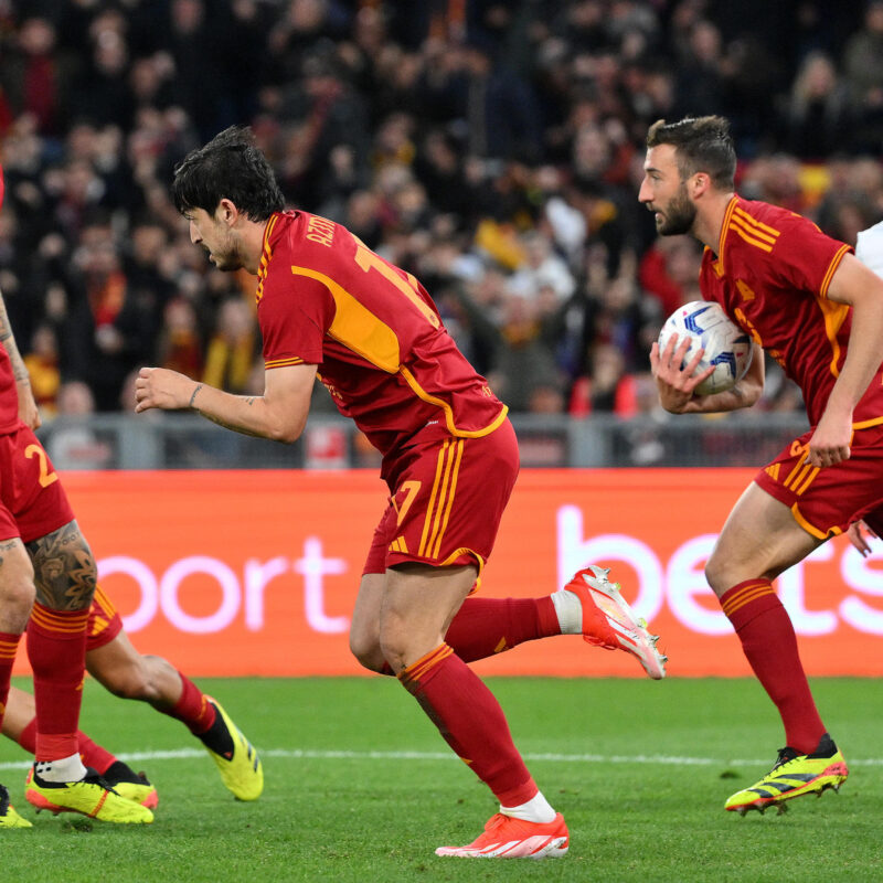 AS Roma's Sardar Azmoun (C) celebrates after scoring the 1-2 goal during the Italian Serie A soccer match between AS Roma and Bologna FC 1909 at the Olimpico stadium in Rome, Italy, 22 April 2024. ANSA/ETTORE FERRARI