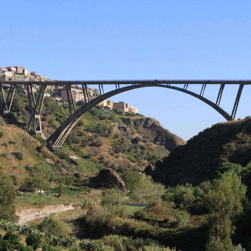 Il viadotto Bisantis detto anche ''Ponte sulla fiumarella '' a Catanzaro in una foto d'archivio. ANSA/SALVATORE MONTEVERDE