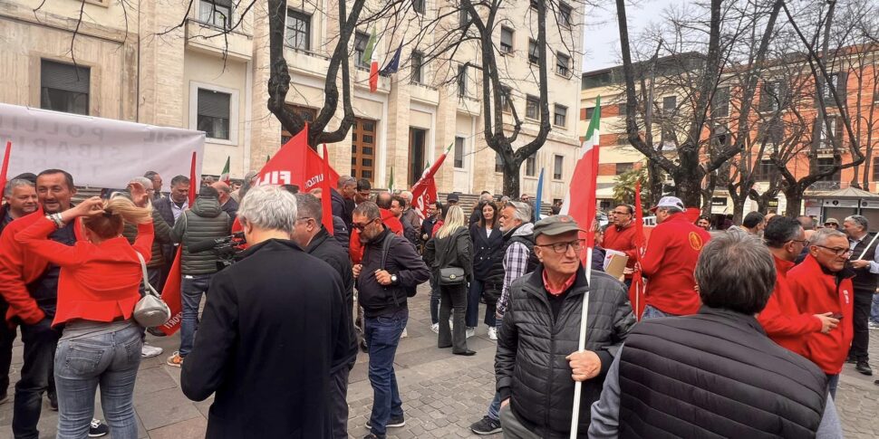 Cgil E Uil In Piazza A Cosenza: "Non Si Può Scherzare Sulla Sicurezza ...