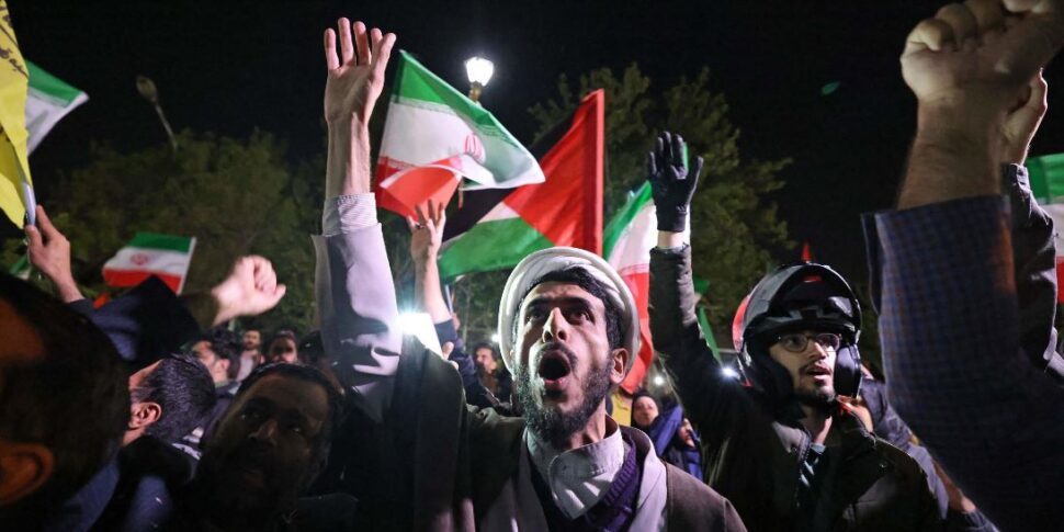Folla si raduna in piazza a Teheran e grida: "Resisteremo fino alla fine" Folla si raduna in piazza a Teheran e grida: "Resisteremo fino alla fine"