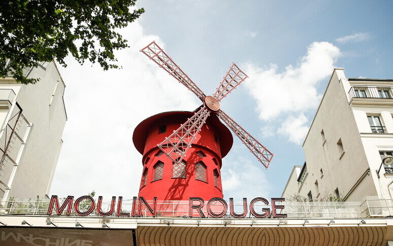 Parigi: cadute in strada le pale del Moulin Rouge