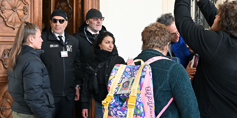 Scontri a Torino al corteo degli studenti pro Palestina: blitz degli attivisti al Castello del Valentino