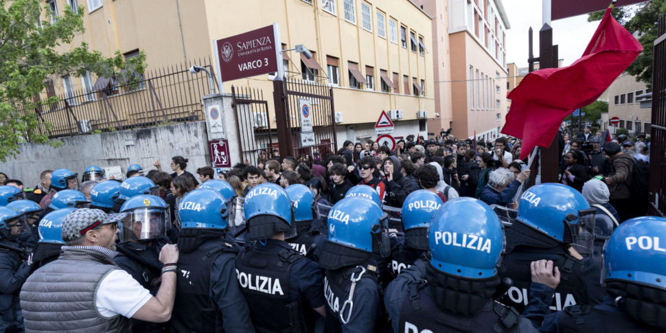 Israele, scontri a Roma dopo il "no" de La Sapienza al boicottaggio: studenti contro la Rettrice. Bernini: "E