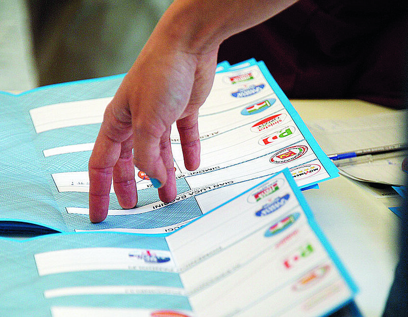 Schede elettorali per le amministrative in un'immagine del 26 maggio scorso. ANSA/ STRINGER