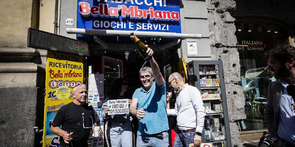 Superenalotto, una bottiglia di spumante per festeggiare la vincita da 101 milioni a Napoli