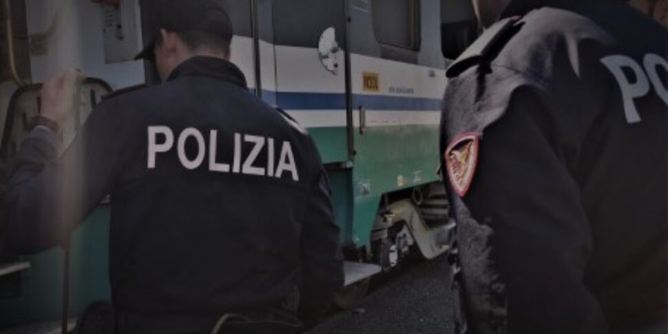 Prima aggredisce una guardia poi prende a calci una bimba: arrestato 35enne Prima aggredisce una guardia poi prende a calci una bimba: arrestato 35enne