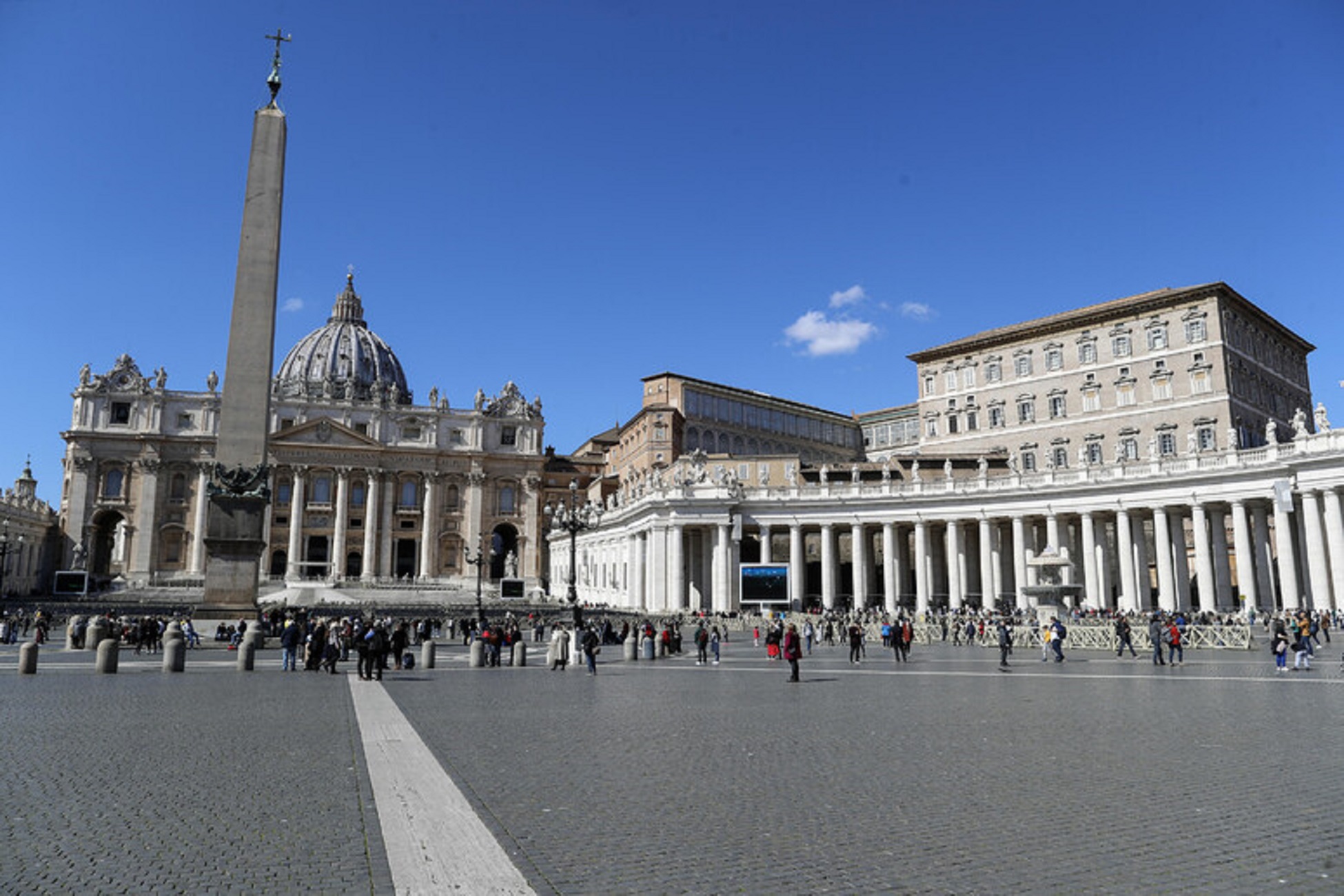 Sale su altare a San Pietro e danneggia 6 candelabri, denunciato Sale su altare a San Pietro e danneggia 6 candelabri, denunciato