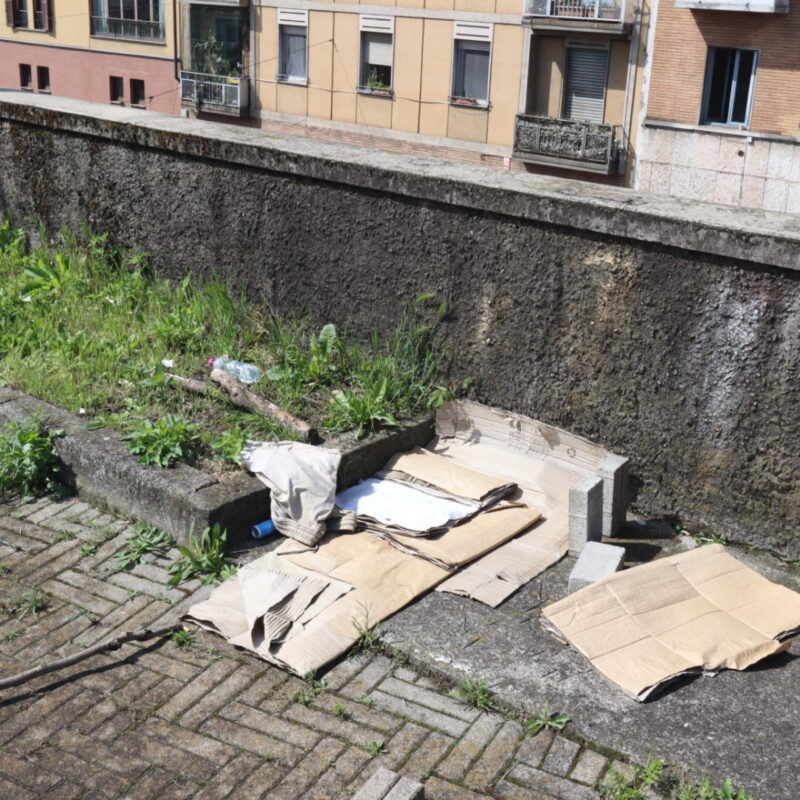 Poliziotti nei pressi della stazione di Lambrate dove un poliziotto è stato accoltellato in modo grave Intorno alla mezzanotte, Milano, 9 maggio 2024. La Polizia è intervenuta per un uomo che stava lanciando pietre contro i treni e aveva colpito alla testa una donna di 55 anni, portata all'ospedale Fatebenefratelli in condizioni non gravi. L'uomo, un 37enne marocchino è stato stordito dal taser, ma ha comunque colpito con un coltello un 35enne vice Ispettore con tre fendenti alla schiena. Il poliziotto è stato trasportato in condizioni gravi all'ospedale Niguarda dove è operato d'urgenza per la lesione di alcuni organi. Il 37enne è stato arrestato. ANSA/PAOLO SALMOIRAGO