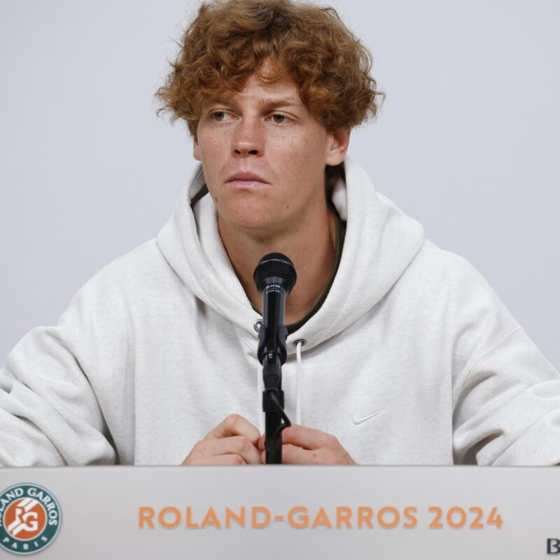 epa11366403 Jannik Sinner of Italy reacts during a press conference ahead of the French Open tennis tournament at Roland ?Garros in Paris, France, 24 May 2024. The 123th French Open tennis tournament starts with its first round matches on 26 May 2024. EPA/YOAN VALAT