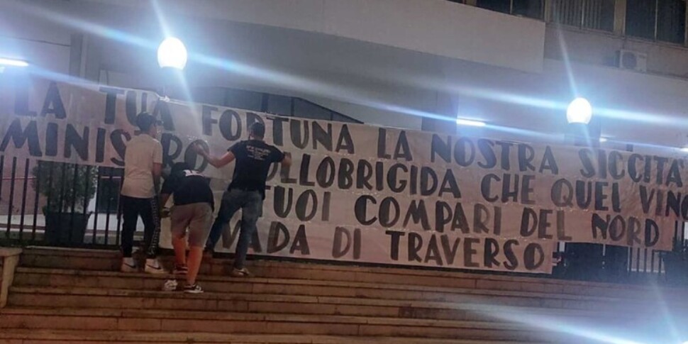 Striscione contro il ministro Lollobrigida affisso a Palermo: "Quel vino dei tuoi compari del Nord..."