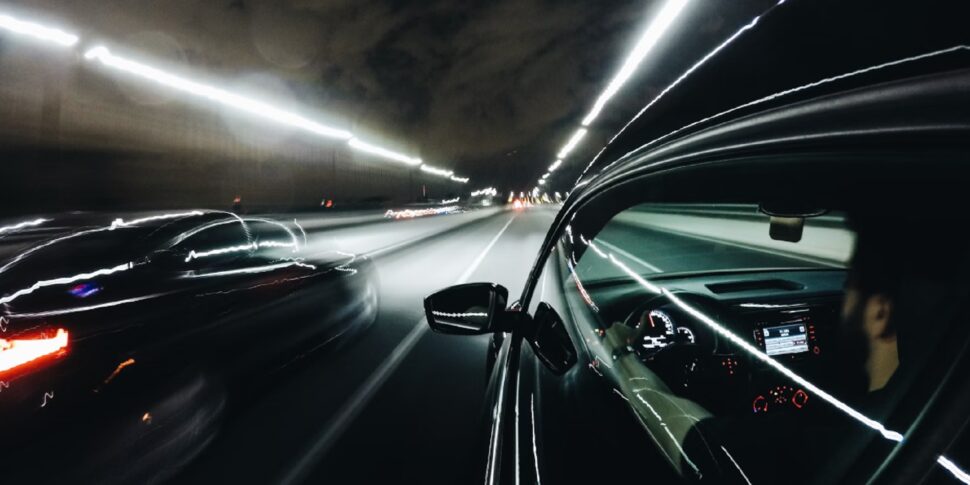 Viaggia in autostrada a 255 km/h: multa di quasi mille euro e patente ritirata
