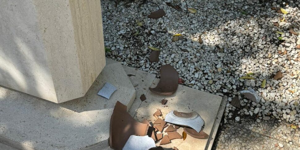 Vandalizzata la tomba di Enrico Berlinguer. La figlia Bianca: "Atto vigliacco e ignobile"