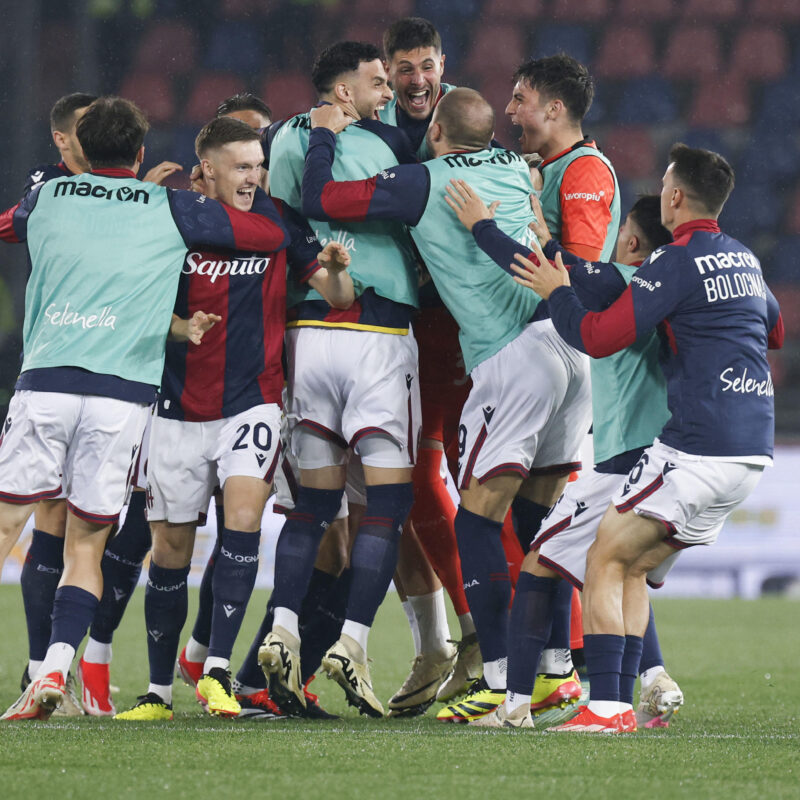 Bologna's Riccardo Calafiori jubilates with his teammates after scoring the goal during the Italian Serie A soccer match Bologna FC vs Juventus FC at Renato Dall'Ara stadium in Bologna, Italy, 20 May 2024. ANSA /SERENA CAMPANINI