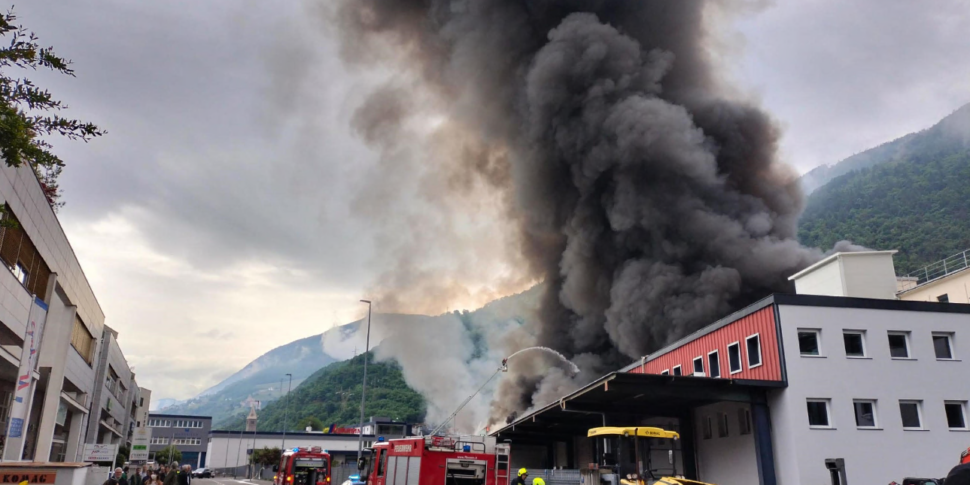 Vasto incendio a Bolzano, in fiamme l’Alpitronic. Evacuata una scuola, chiuso lo spazio aereo sulla città