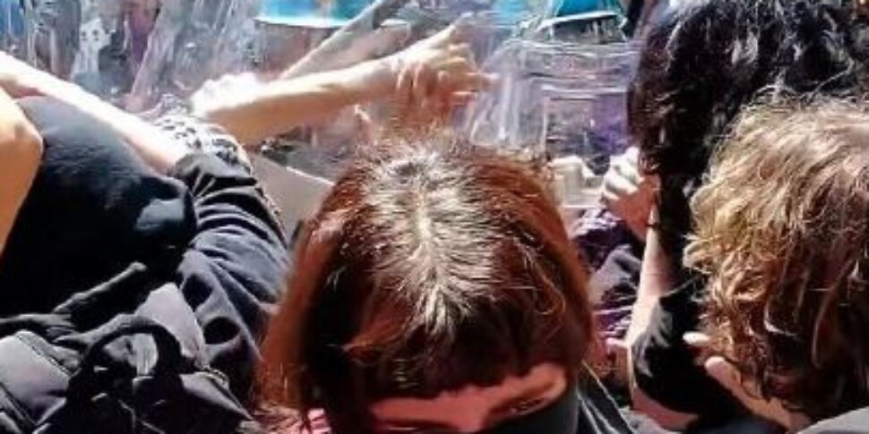 Scontri tra polizia e manifestanti agli Stati generali della natalità: una ragazza ferita alla testa