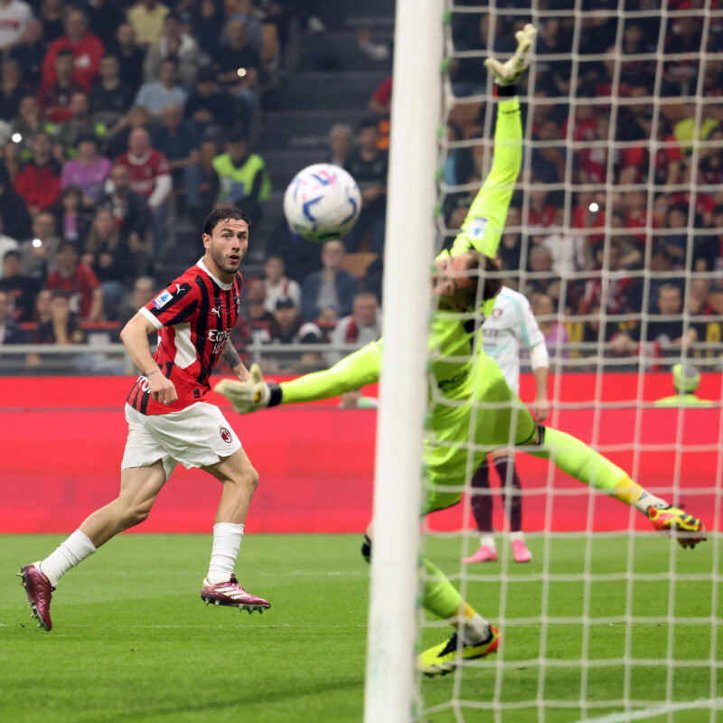 AC Milans Davide Calabria (L) scores against Salernitana's goalkeeper Vincenzo Fiorillo goal of 3 to 1 during the Italian serie A soccer match between AC Milan and Salernitana at Giuseppe Meazza stadium in Milan, 25 May 2024.ANSA / MATTEO BAZZI