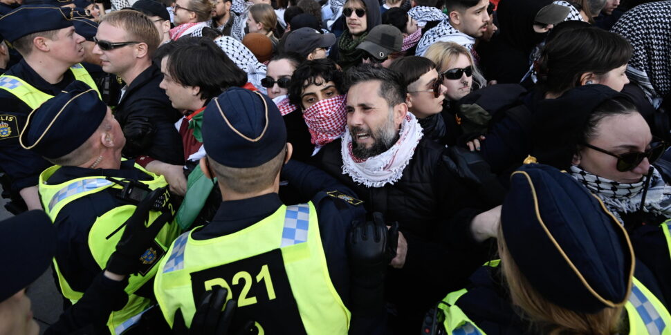 Eurovision, fischi per Israele e tensioni tra polizia e manifestanti filo palestinesi. Dopo la Norvegia, si ritira il portavoce della Finlandia