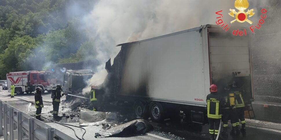 Mezzo pesante va a fuoco sulla A2 tra Rogliano e Altilia. Disagi alla ...