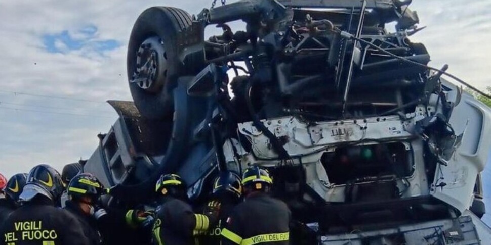 Tragedia a Piacenza, camion con fusti di acido travolge auto in autogrill: un morto, 7 intossicati