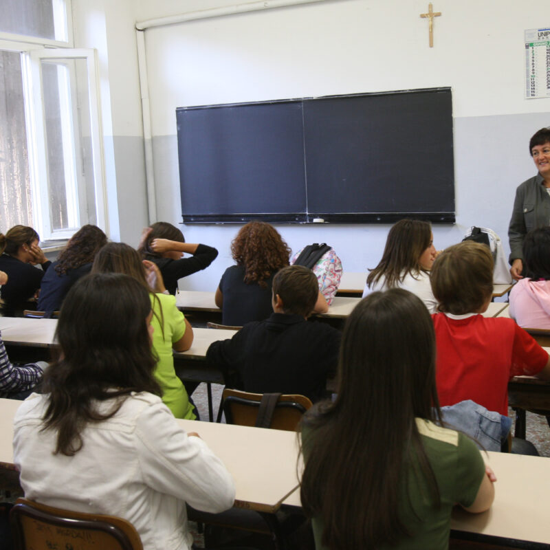 Studenti in aula in una scuola superiore, in una immagine del 10 settembre 2007. Entro 120 giorni il ministero dell'Istruzione e il ministero dell'Economia doranno emanare il Piano generale di edilizia scolastica. L'ordine arriva dal Tar del Lazio che ha accolto una class action proposta dal Codacons contro le cosiddette 'classi-pollaio', ovvero quelle aule scolastiche nelle quali il numero di alunni, attorno ai 35-40, supera i limiti fissati dalla legge. ANSA/FRANCO SILVI