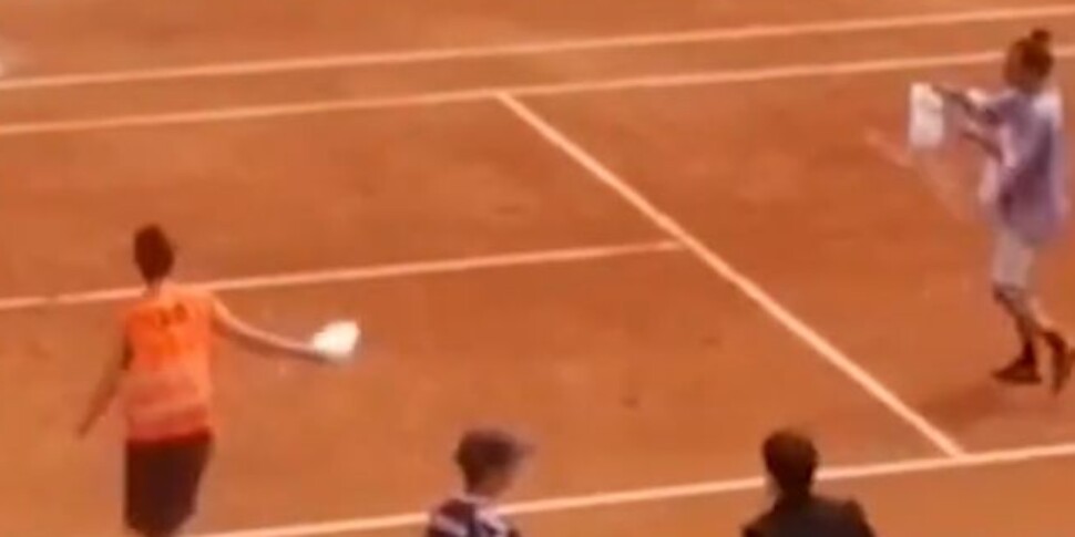 Internazionali tennis a Roma, blitz di "Ultima generazione": coriandoli e vernice in campo