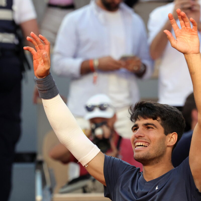 epa11400416 Carlos Alcaraz of Spain celebrates winning his Mens Singles final match against Alexander Zverev of Germany during the French Open Grand Slam tennis tournament at Roland Garros in Paris, France, 09 June 2024. EPA/TERESA SUAREZ