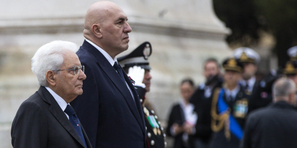 Festa della Repubblica, ombrelli aperti a Roma. Il presidente Mattarella: “Indipendenza e libertà grandi ...