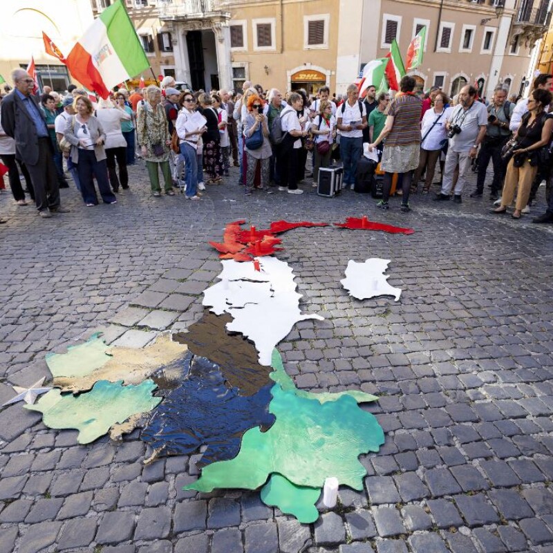 Un post tratto dal profilo X di Angelo Bonelli@AngeloBonelli1La destra alle 7.45 del mattino festeggia per aver approvato lo spacca Italia e la Lega espone le bandiere dellindipendentismo del Nord ! Lo fanno di notte, allalba perché si vergognano.. Meloni ha venduto il Sud alla Lega di Salvini: non sono patrioti ma disertori dellunità +++ATTENZIONE LA FOTO NON PUO' ESSERE PUBBLICATA O RIPRODOTTA SENZA L'AUTORIZZAZIONE DELLA FONTE DI ORIGINE CUI SI RINVIA+++ NPK