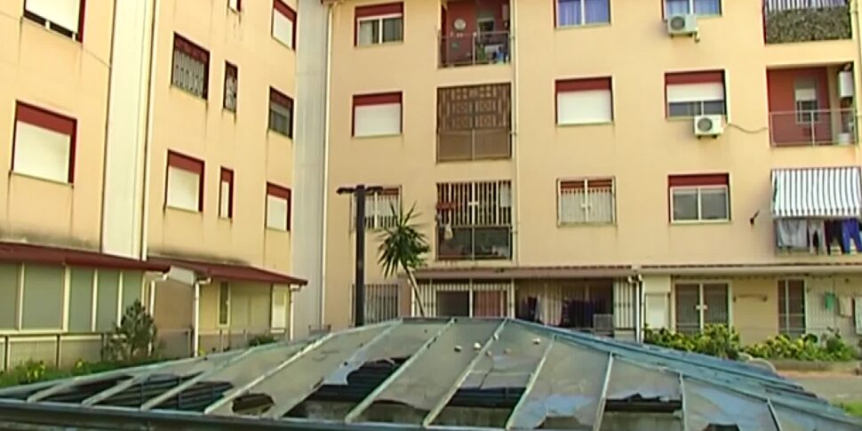 Messina, nel palazzone di Bisconte ci sono altri 18 abusivi