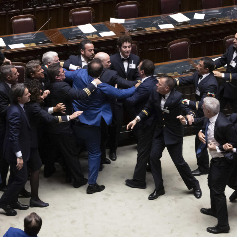 Un momento della rissa alla Camera, Roma, 12 giugno 2024. Una rissa tra parlamentari e' scoppiata nell'aula della Camera durante la discussione dell'autonomia differenziata e il deputato del movimento cinque stelle, Leonardo Donno, che stava cercando di dare una bandiera tricolore al ministro Calderòli, è stato colpito ed è caduto a terra. Subito dopo e' stato portato via dall'aula in carrozzina. Secondo quanto riferito da Marco Grimaldi di Avs, a strattonare e colpire il pentastellato Donno sarebbe stato un deputato leghista, nel parapiglia delle proteste. ANSA/MASSIMO PERCOSSI