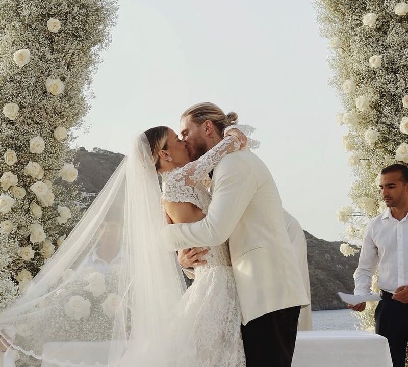 Il bianco, il bacio, il paradiso di Vulcano e i fuochi d'artificio: le immagini del matrimonio di Diletta Leotta e Loris Karius