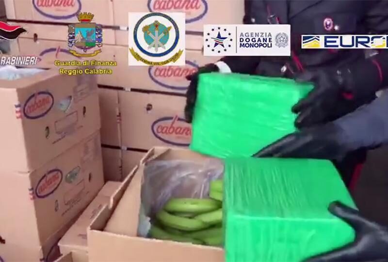 I Carabinieri del Comando provinciale di Reggio Calabria e del Ros, insieme alla Guardia di finanza, hanno sequestrato oltre una tonnellata di cocaina nel porto di Gioia Tauro. La droga era nascosta in 144 imballi in un container refrigerato adibito al trasporto di banane. Il container, proveniente dal Sud America, era destinato, secondo quanto é risultato dai documenti di spedizione, in Germania. La cocaina, una volta tagliata, avrebbe fruttato un introito di 250 milioni di euro. ANSA/US GDF ++ NO SALES, EDITORIAL USE ONLY ++