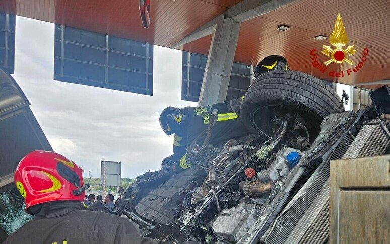 Malore Alla Guida Auto Travolge Macchine Al Casello In Toscana