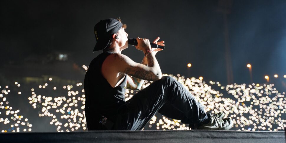 Ultimo è record, 250mila biglietti venduti per il concerto di Tor Vergata in tre ore. Battuto Vasco Rossi. E venerdì sarà a Messina Ultimo è record, 250mila biglietti venduti per il concerto di Tor Vergata in tre ore. Battuto Vasco Rossi. E venerdì sarà a Messina