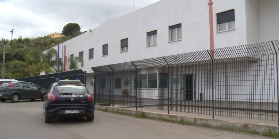 Nel Messinese, lancia una bottiglia con miscela acida contro i carabinieri. Una challenge per i social?