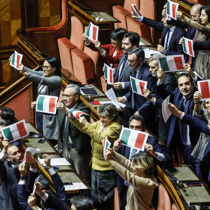Senatori del Partito Democratico protestano esponendo il tricolore durante le dichiarazioni di voto sul Ddl autonomia differenziata nellaula del Senato, Roma, 23 gennaio 2024. ANSA/FABIO FRUSTACI