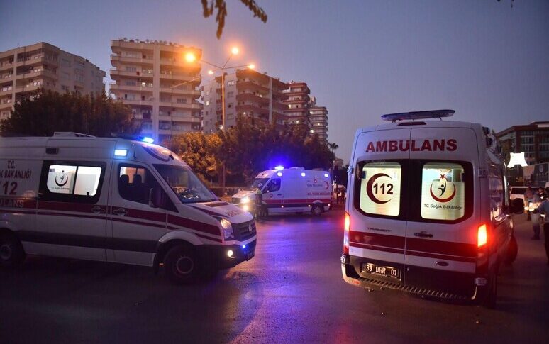 Crolla un edificio ad Istanbul, un morto e otto feriti